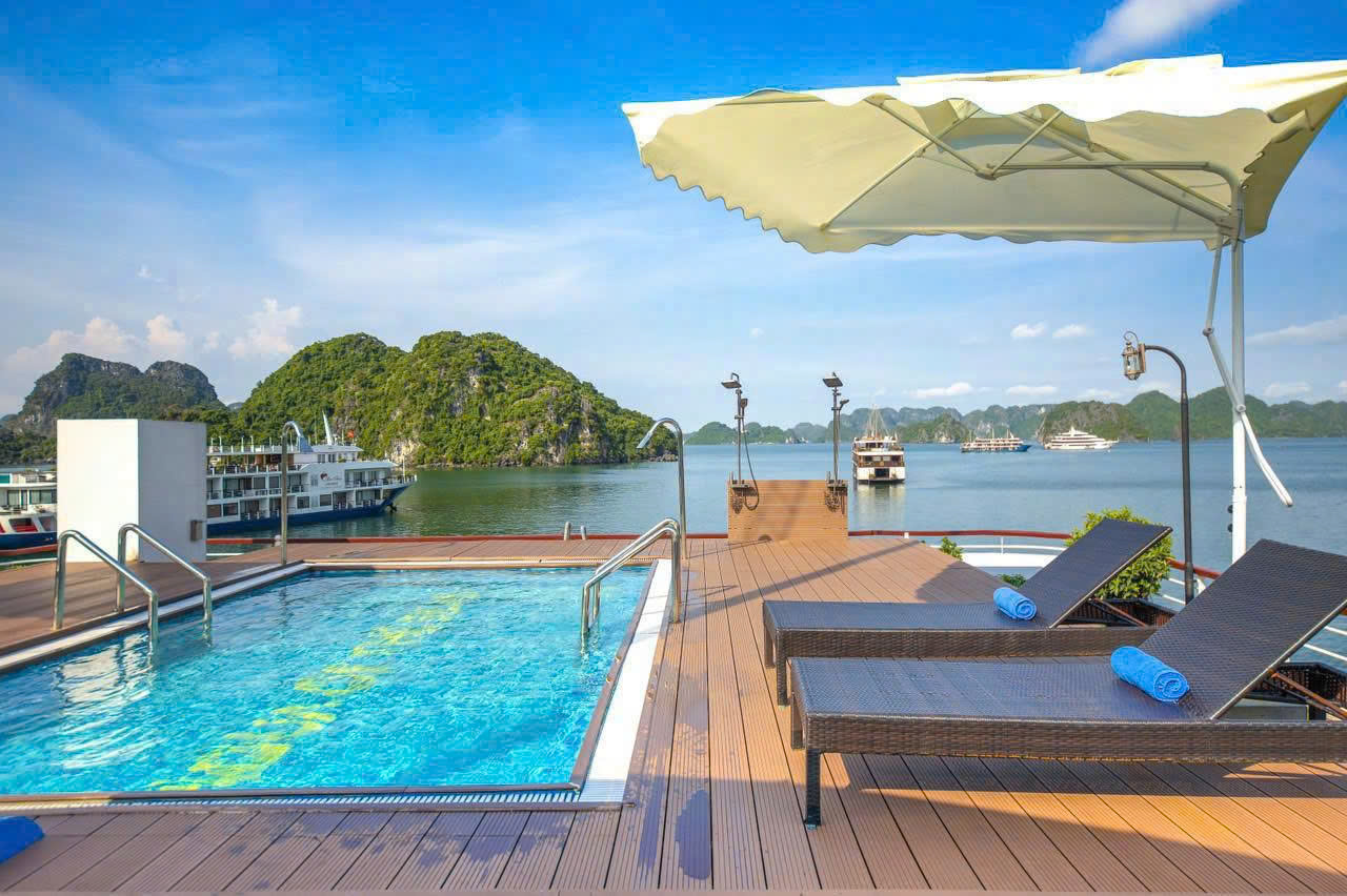 Jacuzzi facilities on a Lan Ha Bay overnight cruise